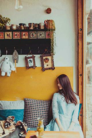 中午妈妈在厨房做饭